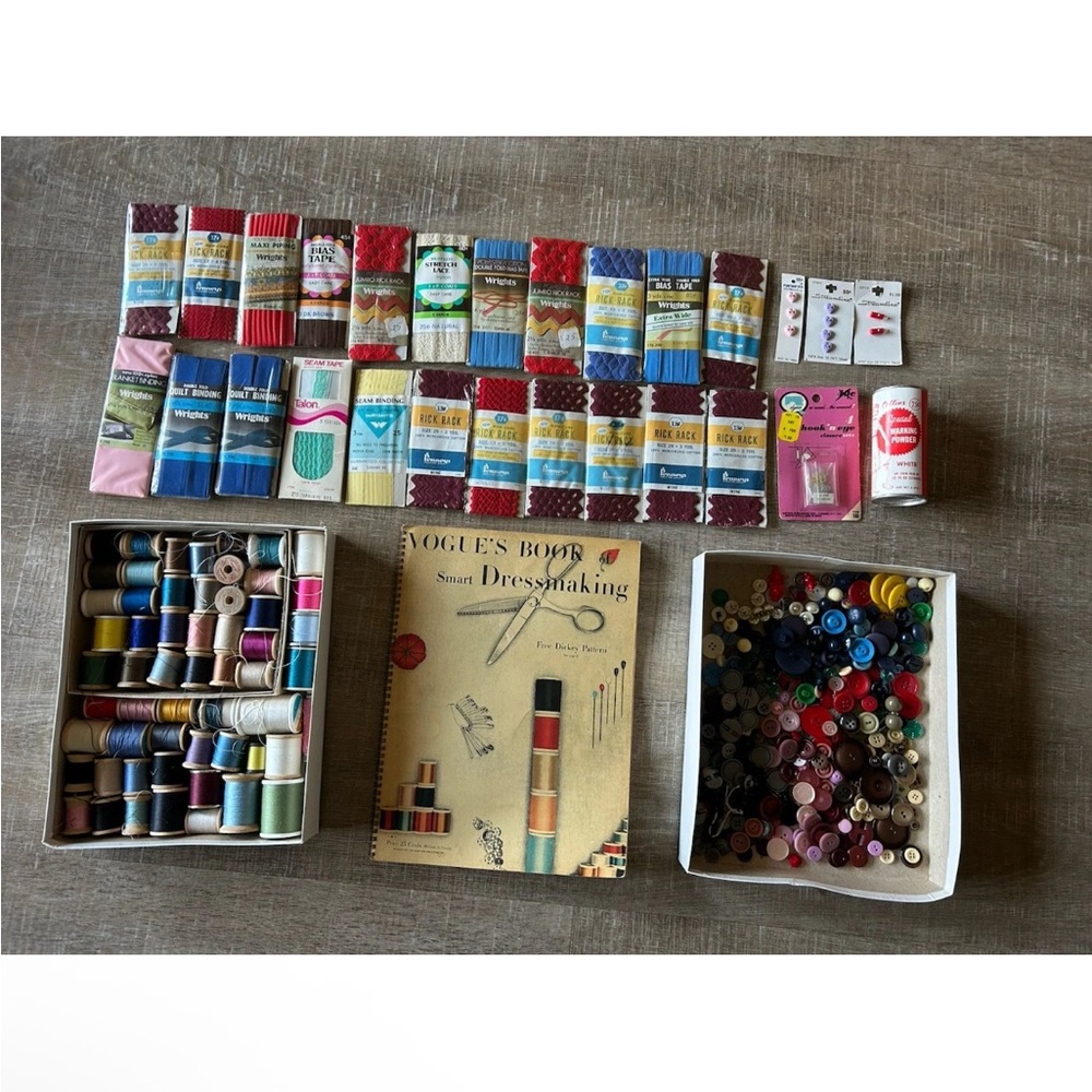 Huge Lot VTG Sewing Buttons Piping Thread Assorted Vogue Dressmaker Book Bundle - Picture 10 of 11